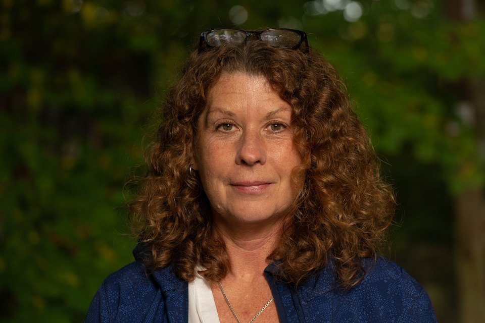 Michaela Molzahn, Heilpraktikerin für Psychotherapie, vor herbstlichem Wald